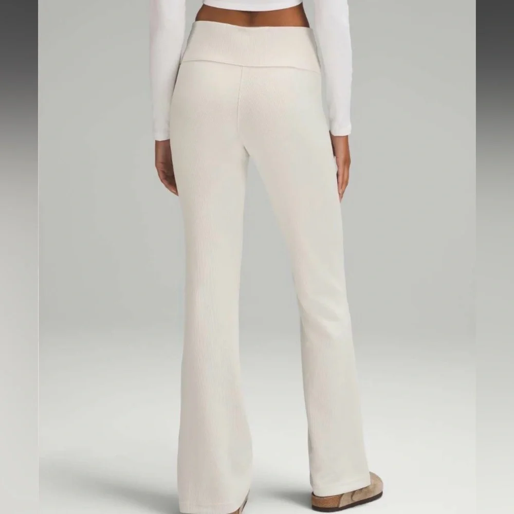 Lululemon Brushed Softstreme Ribbed Zip Flared Pant 32.5" in Bone - size 6 - Picture 2 of 10